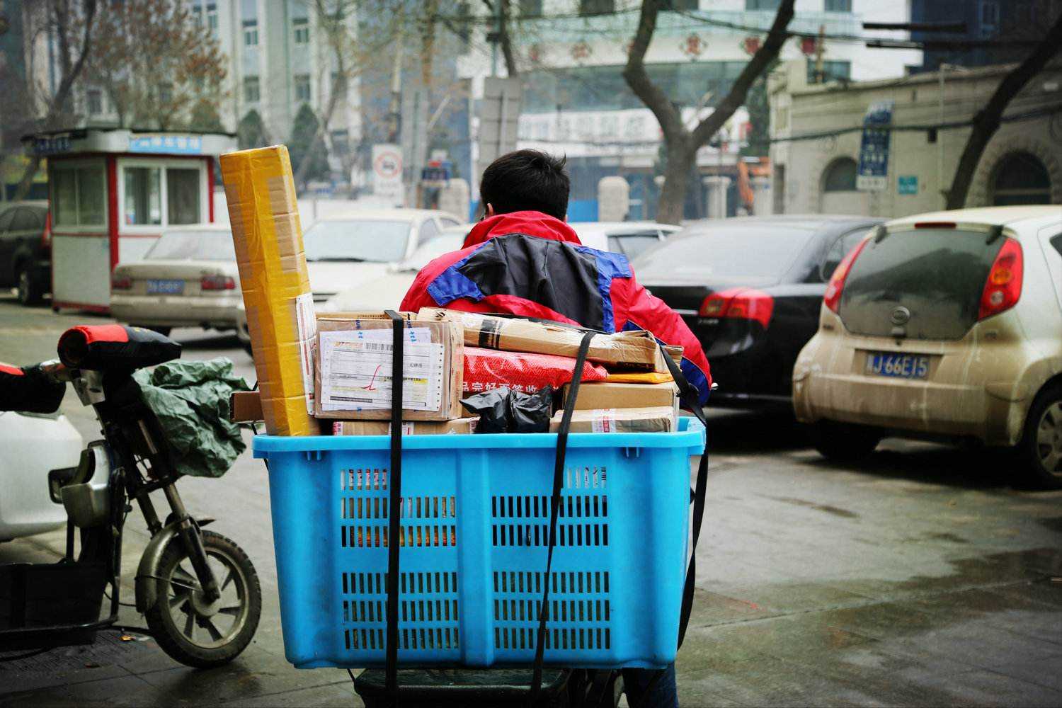 上海一男子投诉快递员，凌晨竟然遭对方上门报复殴打